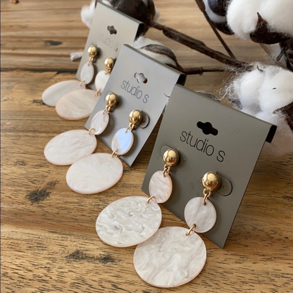 Light pink and Gold resin circle earrings - Picture 4 of 4